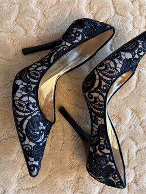 Guess Black Lace Pointed Pumps sexy stilettos! Gorgeous on!